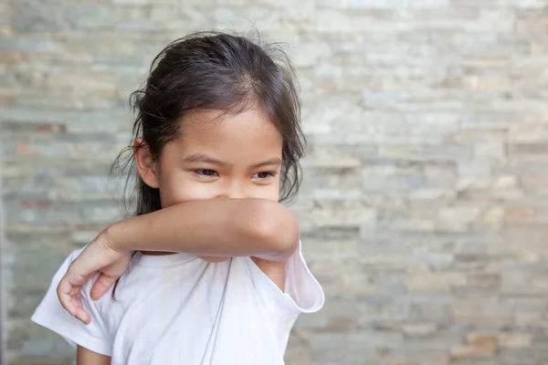 アジアの子供の女の子は ウイルスから保護し コロナウイルスの感染を停止するために 巨大な関節の腕の上にくしゃみをする19 彼女はコロナウイルスCovid 19と大気汚染の午後から自宅隔離に滞在2 — ストック写真