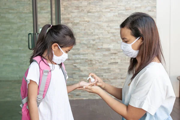 Mãe Asiática Menina Usando Máscara Proteção Usando Gel Desinfetante Lavar — Fotografia de Stock