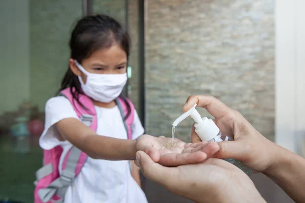 Mãe Asiática Menina Usando Máscara Proteção Usando Gel Desinfetante Lavar — Fotografia de Stock