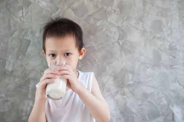 Feliz Asiático Niño Beber Leche Desayuno Tiempo — Foto de Stock