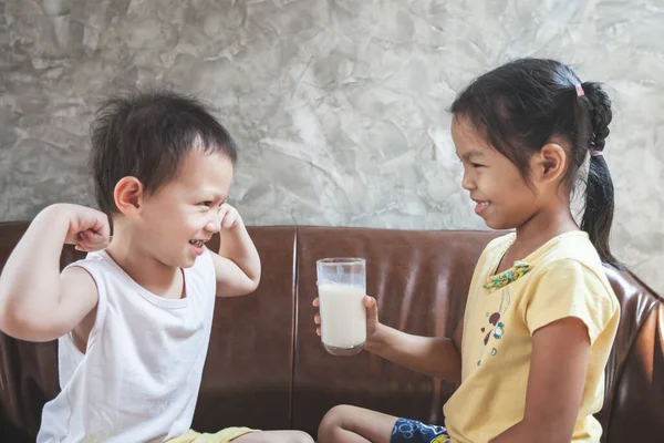 Ältere Schwester Gibt Ihrem Kleinen Bruder Ein Glas Milch Und — Stockfoto