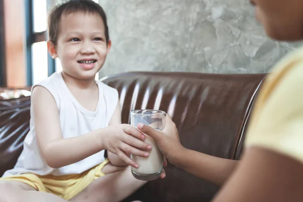 Hermana Mayor Dando Vaso Leche Hermano Pequeño Para Beber Desayuno — Foto de Stock