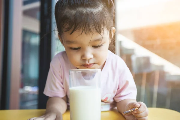 Lindo Asiático Pequeño Niño Chica Beber Leche Comer Snack Desayuno — Foto de Stock