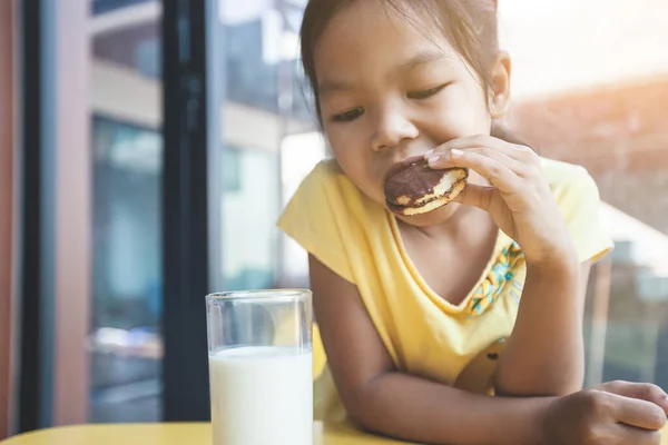 Süß Asiatisch Kind Mädchen Trinken Milch Und Essen Cookie Frühstück — Stockfoto