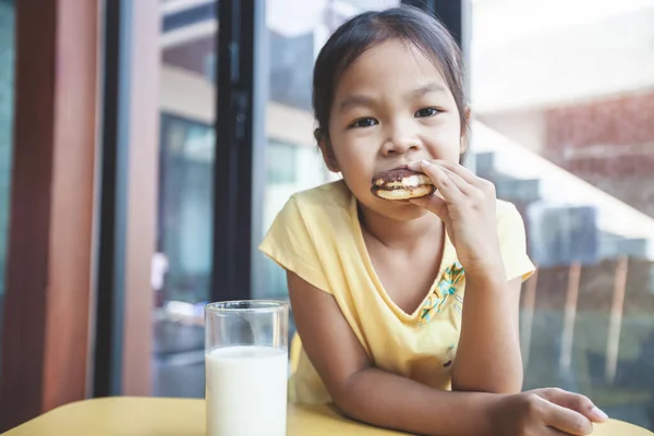 Süß Asiatisch Kind Mädchen Trinken Milch Und Essen Cookie Frühstück — Stockfoto