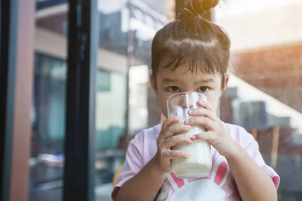Lindo Asiático Pequeño Niño Chica Beber Leche Desayuno Tiempo — Foto de Stock