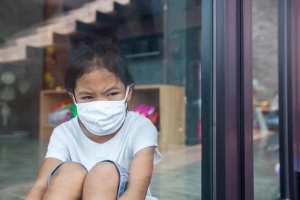 Menina Asiática Usando Máscara Proteção Olhando Para Fora Pela Janela — Fotografia de Stock