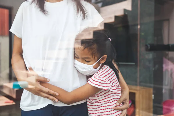 Menina Asiática Usando Máscara Proteção Abraçando Sua Mãe Ficar Casa — Fotografia de Stock