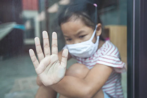 Menina Asiática Usando Máscara Proteção Olhando Para Fora Pela Janela — Fotografia de Stock