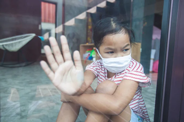 Menina Asiática Usando Máscara Proteção Olhando Para Fora Pela Janela — Fotografia de Stock