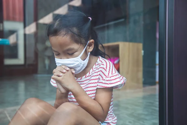 Menina Asiática Usando Máscara Proteção Orando Por Novo Dia Liberdade — Fotografia de Stock