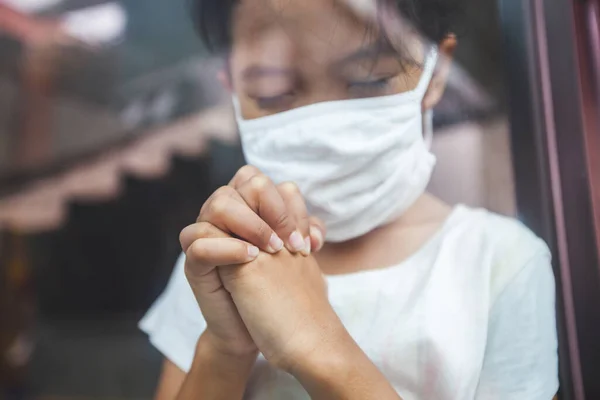 Menina Asiática Usando Máscara Proteção Orando Por Novo Dia Liberdade — Fotografia de Stock