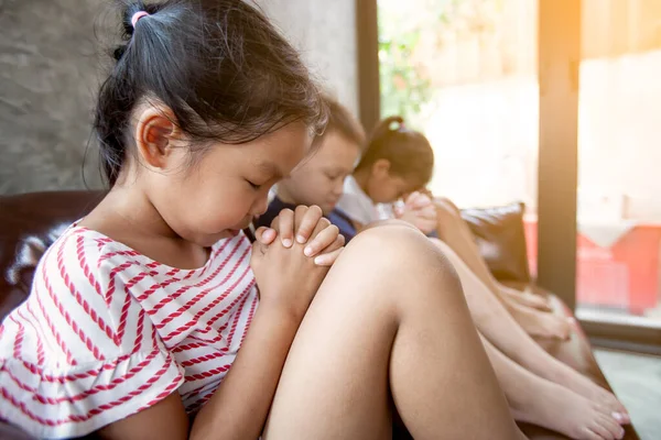 アジアの少女と彼女の兄弟は コロナウイルスCovid 19への新しい日の自由のために祈って コロナウイルスCovid 19と大気汚染の午後2 5から自宅隔離に滞在します 一緒に — ストック写真