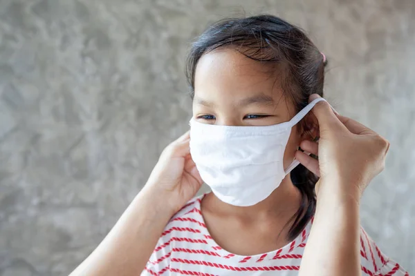 Mãe Asiática Ajuda Sua Filha Usando Máscara Proteção Para Proteger — Fotografia de Stock