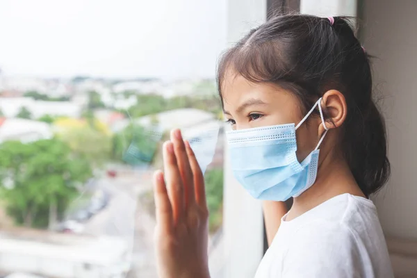 Menina Asiática Usando Máscara Proteção Olhando Para Fora Pela Janela — Fotografia de Stock