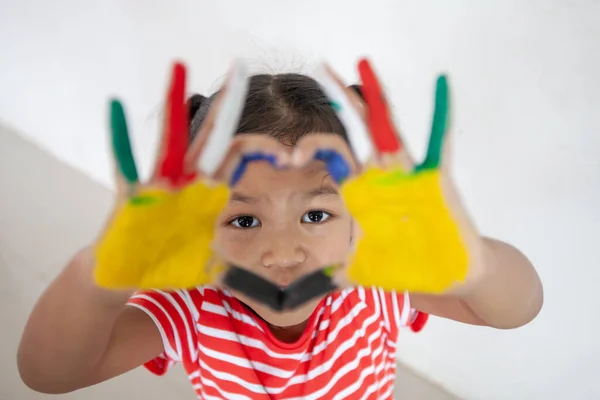 Mignon Asiatique Enfant Fille Avec Coloré Peint Mains Faire Coeur — Photo