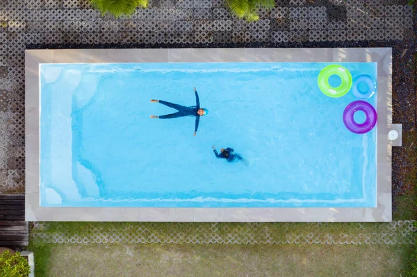 空中の景色や子供たちのトップビューは スイミングプールで泳いでいます — ストック写真