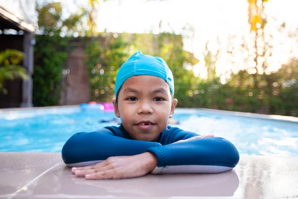 Porträt Der Süßen Asiatischen Kind Mädchen Tragen Badeanzug Schwimmbad — Stockfoto
