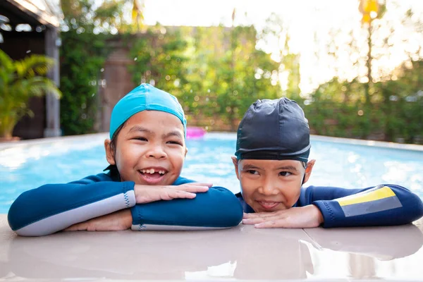 Zwei Asiatische Kindermädchen Schwimmbad Und Wasserspielen Zusammen Mit Spaß — Stockfoto