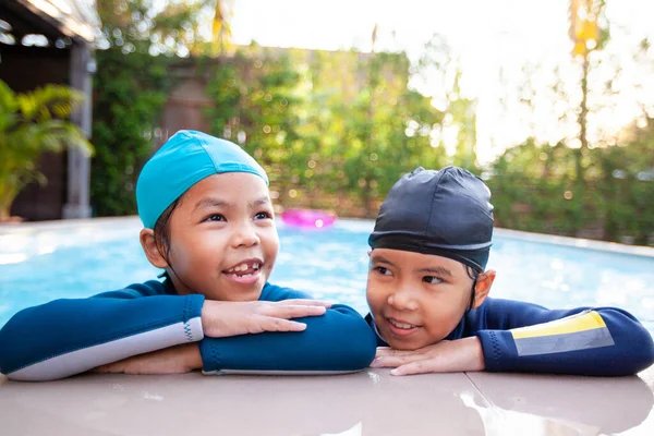 Duas Meninas Asiáticas Piscina Jogando Água Junto Com Diversão — Fotografia de Stock