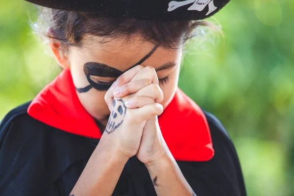 ハロウィンの衣装や化粧を身に着けているかわいいアジアの女の子は ハロウィンのお祝いに祈りで折り畳まれた手を作る — ストック写真