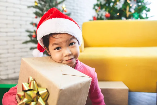 Cute Asian Child Girl Surprise Gift Holding Beautiful Gift Hand — Stock Photo, Image