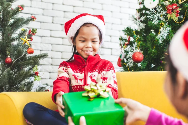 Parent Giving Christmas Gift Box Cute Asian Child Girl Christmas — Stock Photo, Image