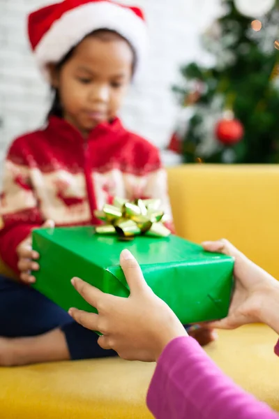 Parent Giving Christmas Gift Box Cute Asian Child Girl Christmas — Stock Photo, Image