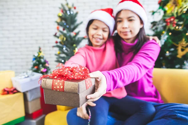 Cute Asian Child Girl Her Mother Holding Beautiful Gift Box — Stock Photo, Image