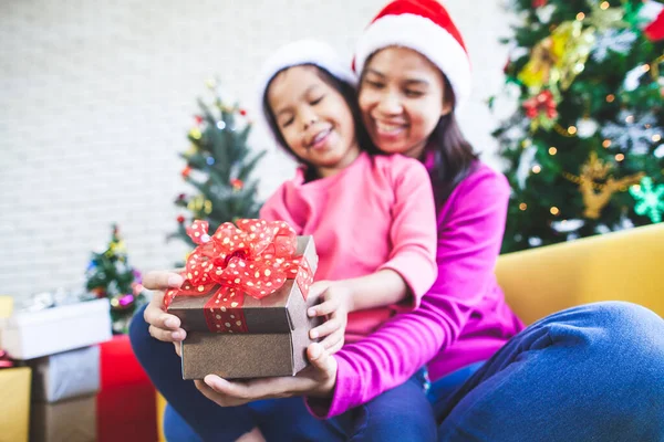 Cute Asian Child Girl Her Mother Holding Beautiful Gift Box — Stock Photo, Image