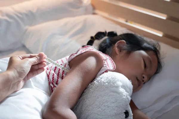 Enfermo Asiático Niña Está Durmiendo Cama Madre Está Comprobando Temperatura — Foto de Stock