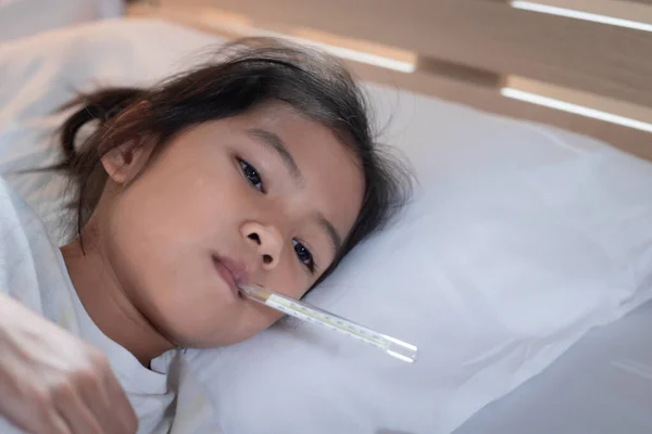 Doente Menina Asiática Está Dormindo Cama Medir Sua Temperatura Corporal — Fotografia de Stock