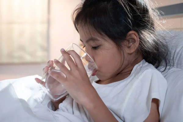 Doente Menina Asiática Beber Água Copo Depois Comer Remédio Quarto — Fotografia de Stock