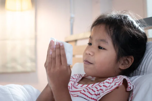 Menina Asiática Ficar Doente Tosse Espirros Ela Está Limpando Nariz — Fotografia de Stock