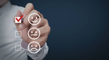 İş adamı duygusal ikon ve müşteri memnuniyeti kavramına not veriyor