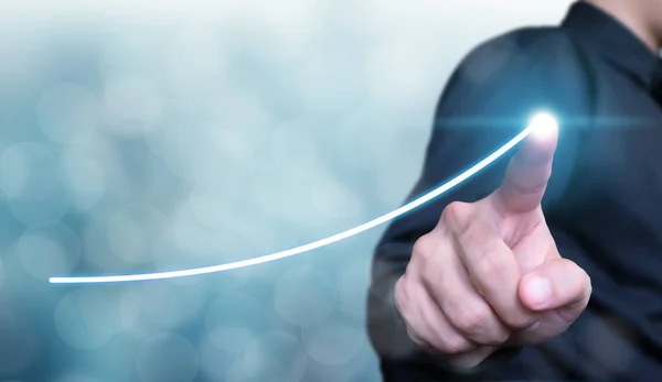 İş adamı büyüme konsepti, iş büyüme konsepti ve finans konsepti çiziyor 