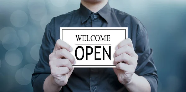 İş adamının elinde bir iş tabelası var. Beyaz bir kağıt. Mesajda açık olduğumuz yazıyor. Karantinayı 19. periyotta sonlandırdığı anlamına geliyor. covid 19 kavramı, dörtte birlik kavramı durdur