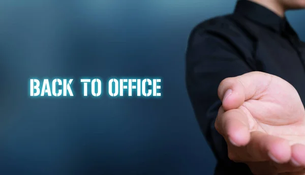 Kilitleme kavramı bittikten sonra ofise dönen iş adamı metni, tecrit kavramı, iş kavramı 