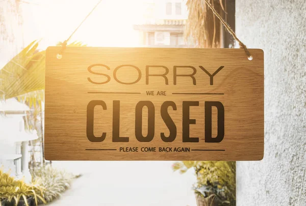 Pencerenin camından kapalı tabela panosu 