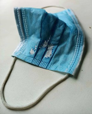 Düşük kalite yüz maskesi, tekrar kullanılamaz. Sağlık hizmeti kavramı.