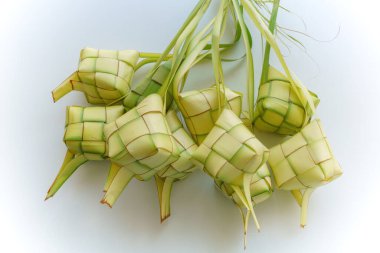 Beyaz arka planda ketupat ya da pirinç köftesi. Bayram Mübarek Festivali