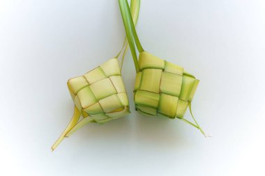 Beyaz arka planda ketupat ya da pirinç köftesi. Bayram Mübarek Festivali