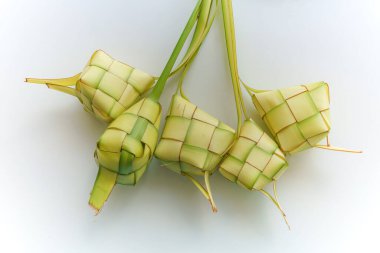 Beyaz arka planda ketupat ya da pirinç köftesi. Bayram Mübarek Festivali