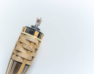 Bambu lambası ya da beyaz arka planda pelita buluh. Bayram Mübarek Festivali