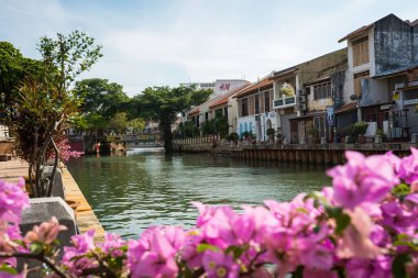Malacca, Malezya - 9 Haziran 2020: Malacca şehrindeki Banda Hilir nehir kenarına bakın