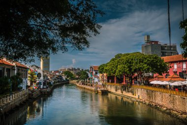 Malacca, Malezya - 9 Haziran 2020: Malacca şehrindeki Banda Hilir nehir kenarına bakın