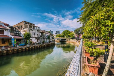 Malacca, Malezya - 9 Haziran 2020: Malacca şehrindeki Banda Hilir nehir kenarına bakın