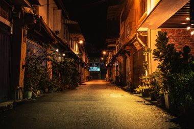 Malacca, Malezya - 9 Haziran 2020: Malacca şehrindeki Banda Hilir 'deki ara sokakta gece görüşü
