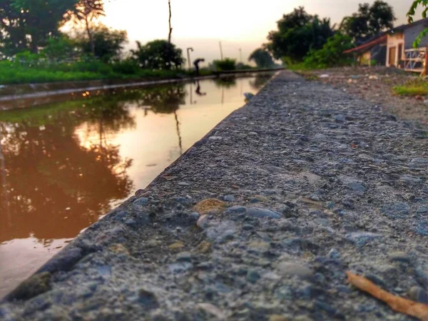 Sert desenli nehir kanatları. Bina sol. Bakımı yapılmadı. Doğal nehir