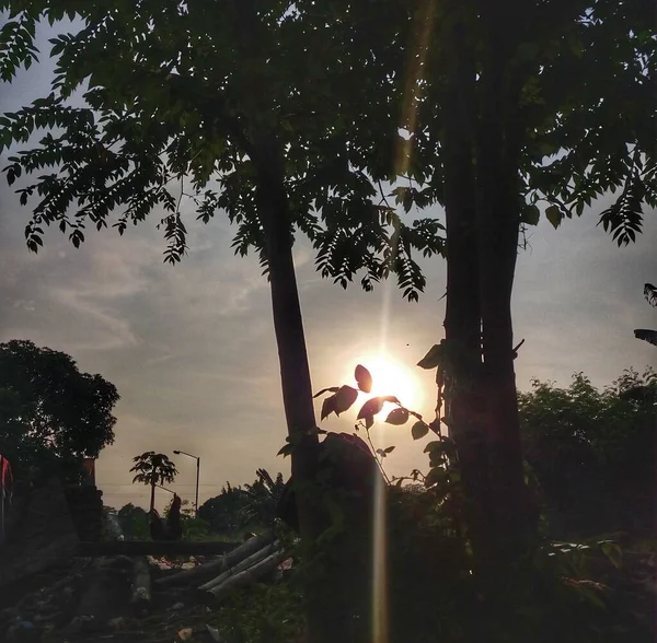 Batıdan gün batımı çizgili bir ışın yaratır.